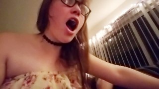 Kochająca pasierbica wyznaje miłość ojczymowi [FULL]